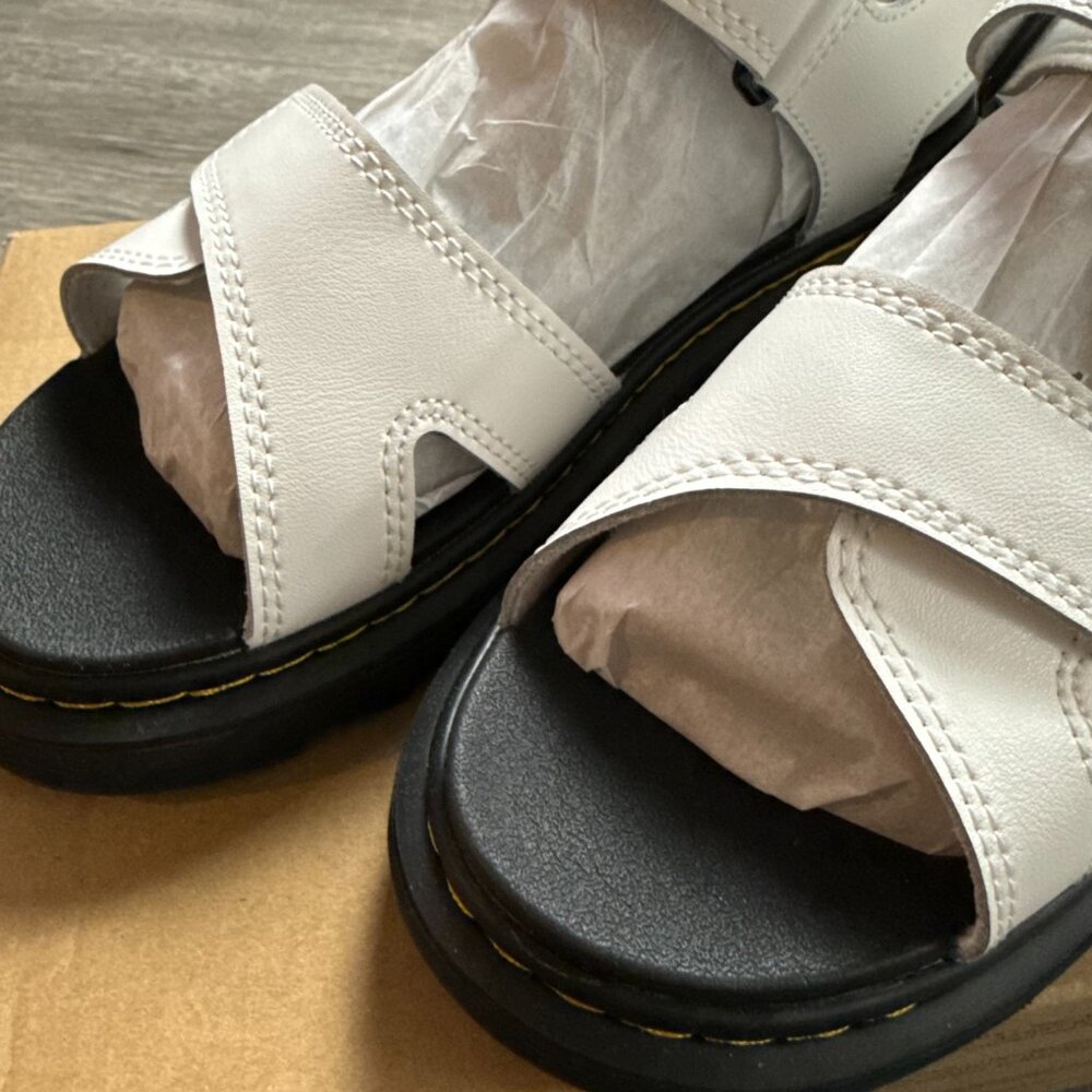 NIB Dr. Martens Vossie Y T Lamper White Unisex Big Kids Sandals Girls Size 6 - Picture 2 of 7